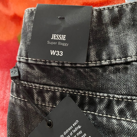 Cute brand new true religion women’s baggy jeans in size 33 (price negotiable) - Picture 2 of 6